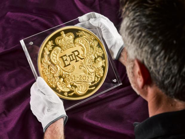 Dudley News:  Largest-ever coin to mark Queen's Platinum Jubilee. Credit: The Royal Mint