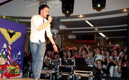 Olly Murs and Twist and Pulse entertained crowds at Merry Hill for the Christmas lights switch on event.