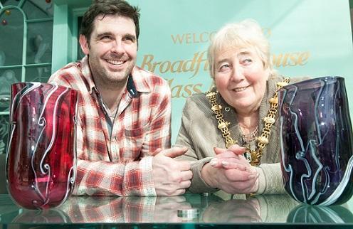 Artist Allister Malcolm and Councillor Margaret Aston, Mayor of Dudley, with the uniquely designed Mayor’s Civic Awards glass.